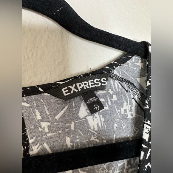 EXPRESS Womens 3/4 Sleeve Printed Lightweight Flowy V-Neck Short Romper Size XS - Picture 6 of 8